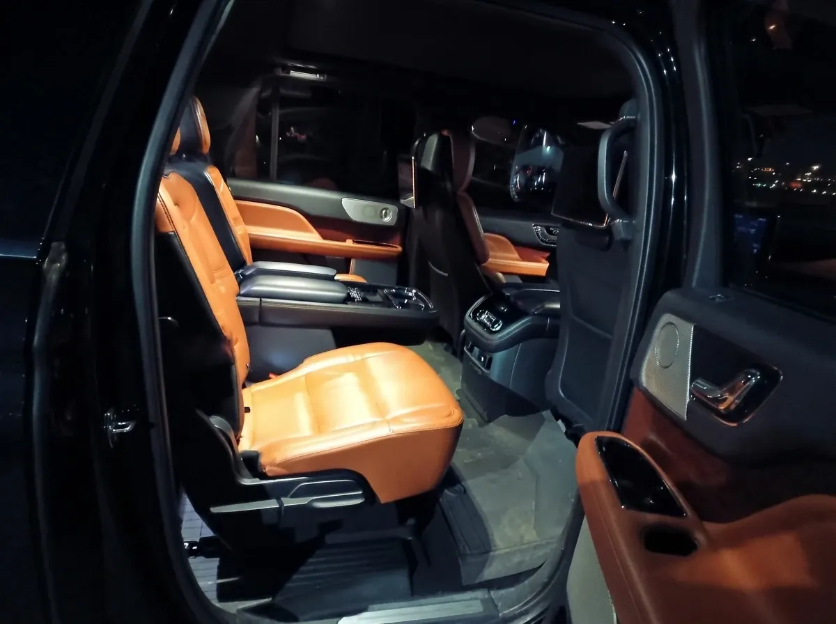 Black Lincoln Navigator L for airport transfers Black Lincoln Navigator L for airport transfers
