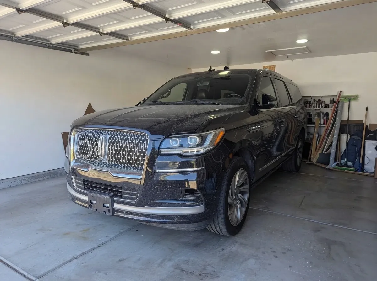 Black Lincoln Navigator L for airport transfers Black Lincoln Navigator L for airport transfers