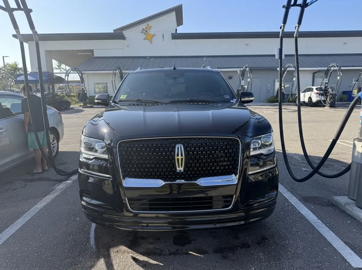 Black Lincoln Navigator Reserve for airport transfers Black Lincoln Navigator Reserve for airport transfers
