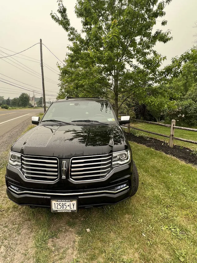 Black Lincoln Navigator - Waylon Jennings exterior for airport transfers Black Lincoln Navigator - Waylon Jennings exterior for airport transfers