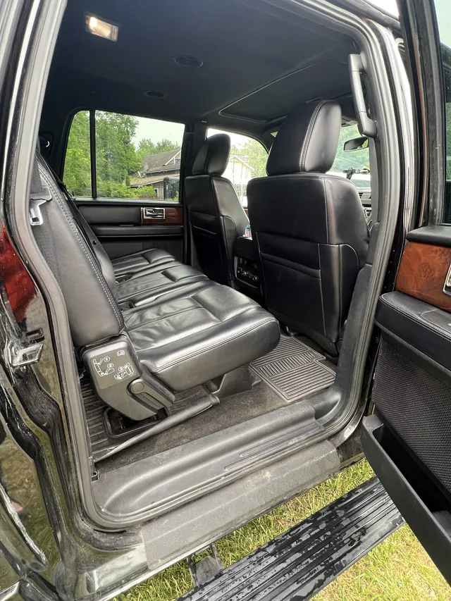 Lincoln Navigator - Waylon Jennings interior with running boards for airport transfers Lincoln Navigator - Waylon Jennings interior with running boards for airport transfers