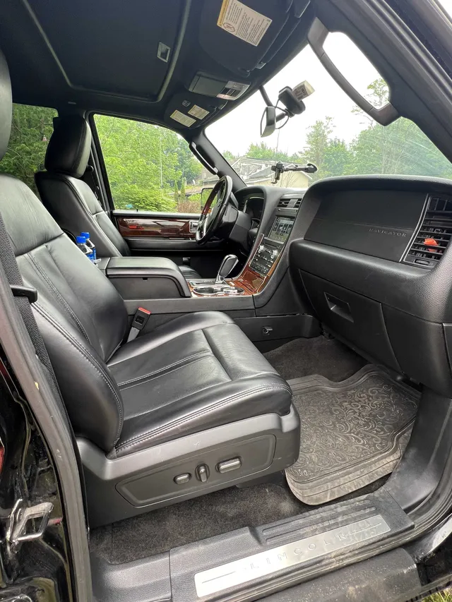 Lincoln Navigator - Waylon Jennings interior for airport transfers Lincoln Navigator - Waylon Jennings interior for airport transfers