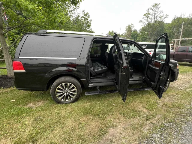 Black Lincoln Navigator - Waylon Jennings with running boards for airport transfers