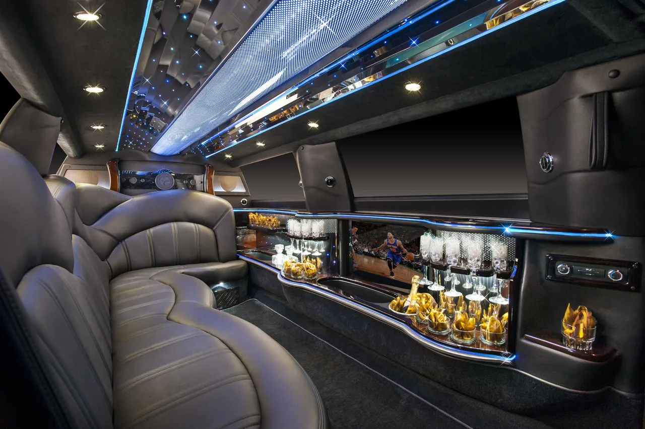Lincoln Stretch limo interior for cadillac escalade limo in Miami, OK