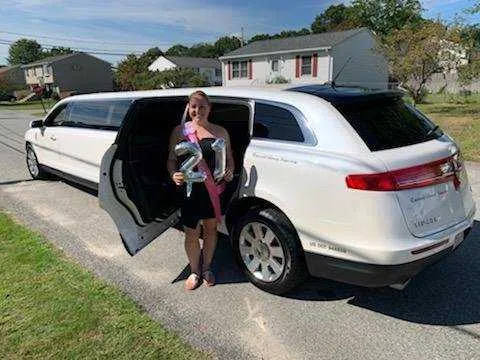 White Lincoln Town Car 10 Passenger Limousine exterior, photo 3 for cadillac escalade limo in Wittmann, AZ