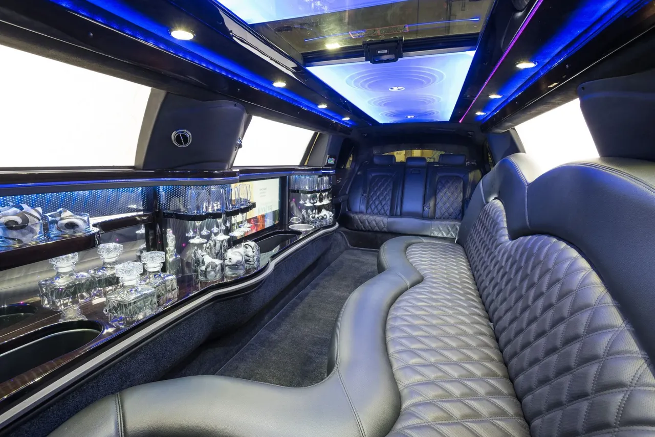 White Lincoln Town Car 10 Passenger Limousine for limo rental White Lincoln Town Car 10 Passenger Limousine for limo rental