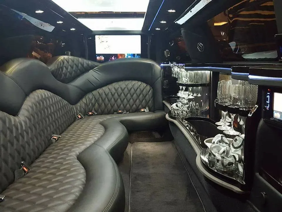White Lincoln Town Car 10 Passenger Limousine, photo 2 for limo rental White Lincoln Town Car 10 Passenger Limousine, photo 2 for limo rental