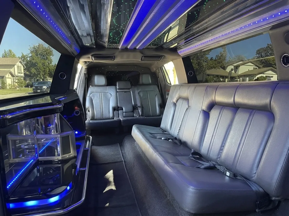 Black Lincoln Town Car Limousine for limo rental Black Lincoln Town Car Limousine for limo rental