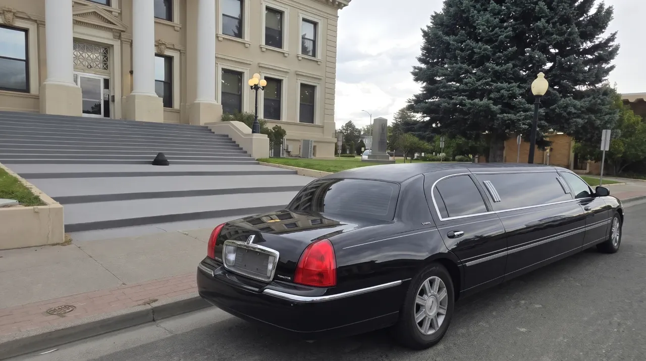 Black Lincoln Town Car Limousine, photo 2 for limo rental Black Lincoln Town Car Limousine, photo 2 for limo rental