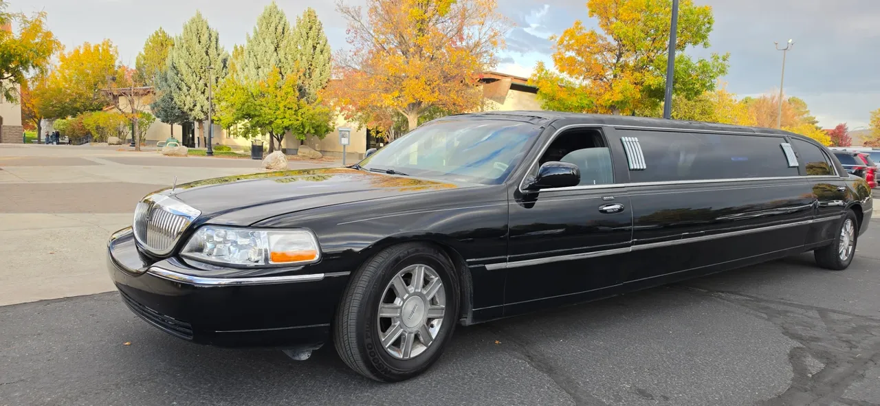 Black Lincoln Town Car Limousine, photo 5 for limo rental Black Lincoln Town Car Limousine, photo 5 for limo rental