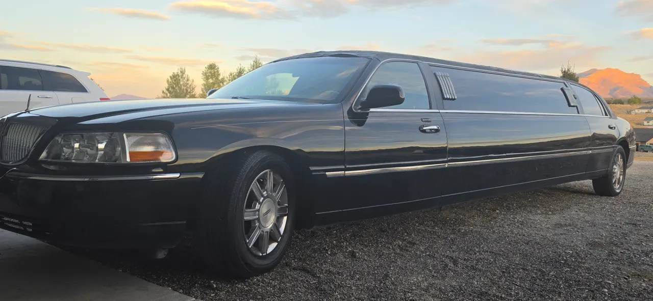 Black Lincoln Town Car Limousine, photo 6 for limo rental Black Lincoln Town Car Limousine, photo 6 for limo rental