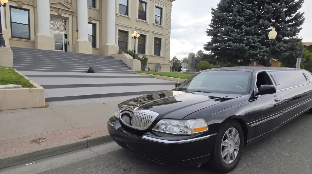 Black Lincoln Town Car Limousine, photo 3 for limo rental Black Lincoln Town Car Limousine, photo 3 for limo rental