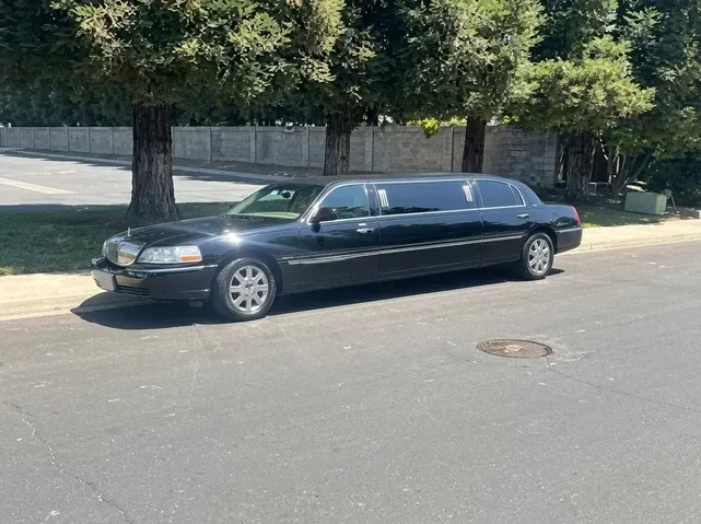 Black Lincoln Town Car Limousine for limo rental