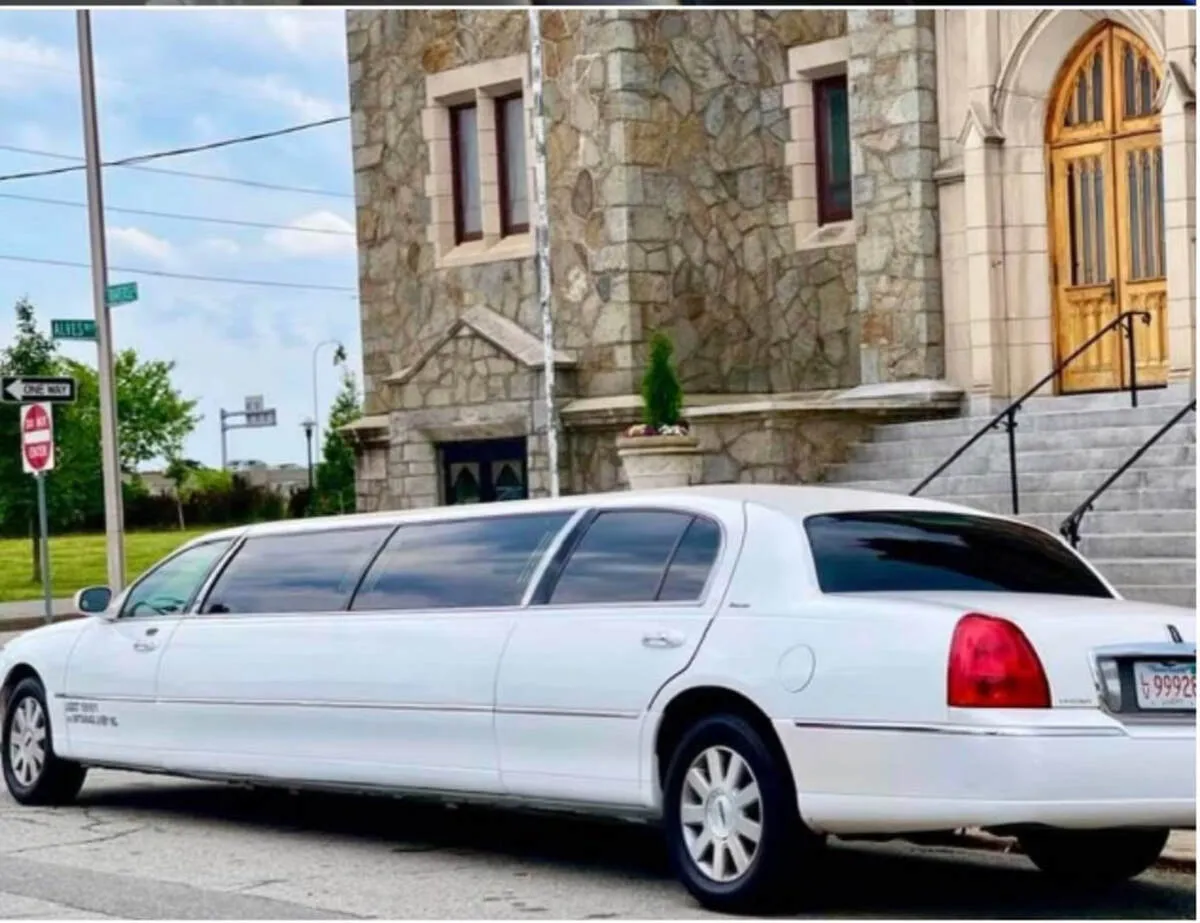 White Lincoln Town CAR Limousine #5 for limo rental in Hunterdon County, NJ