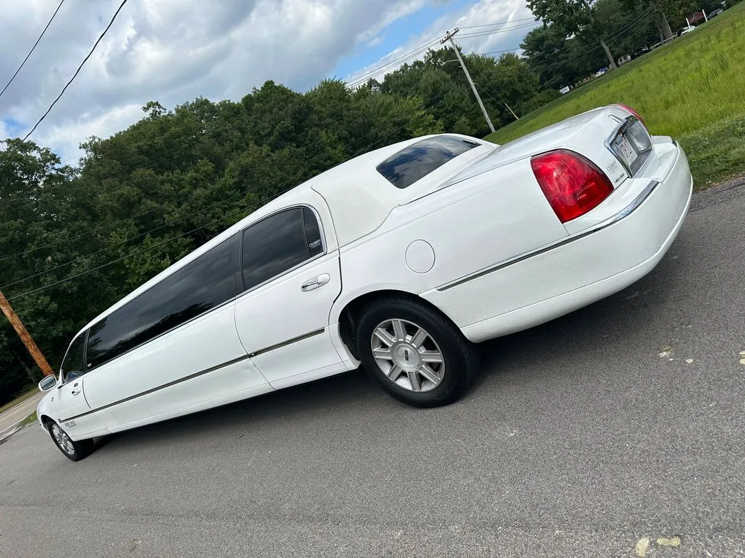 White Lincoln Town Car Limousine exterior with tinted windows, photo 5 for limo rental White Lincoln Town Car Limousine exterior with tinted windows, photo 5 for limo rental
