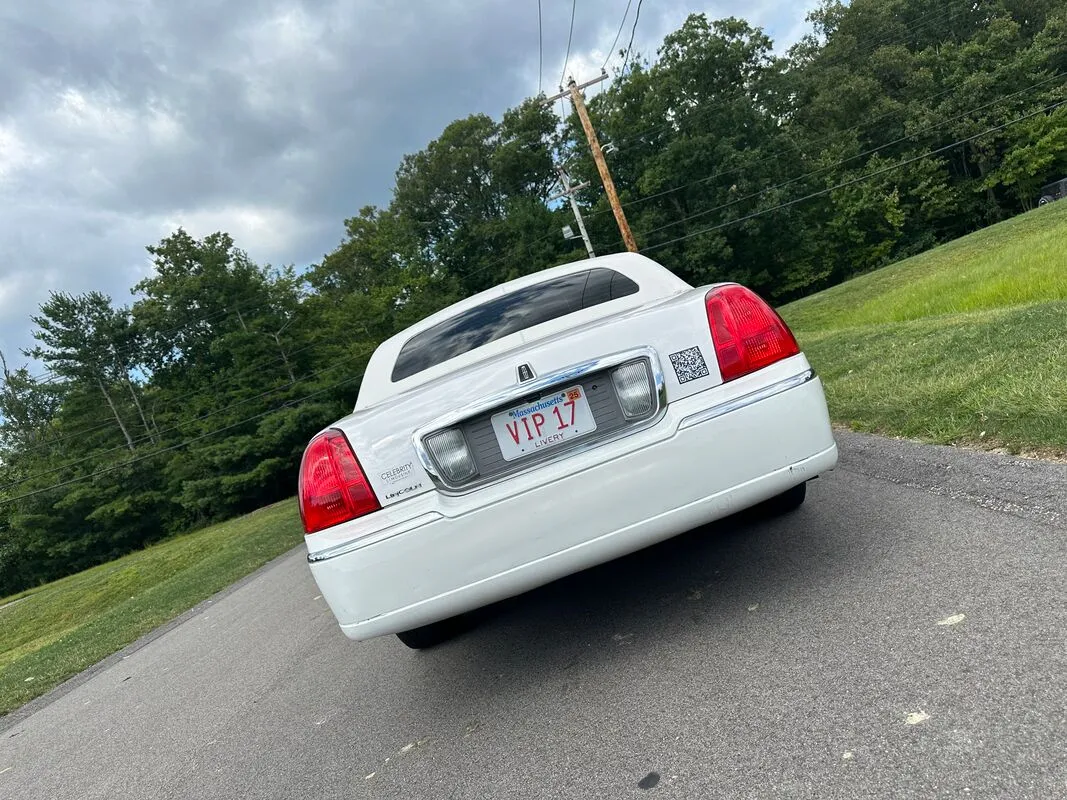 White Lincoln Town Car Limousine exterior, photo 6 for limo rental White Lincoln Town Car Limousine exterior, photo 6 for limo rental