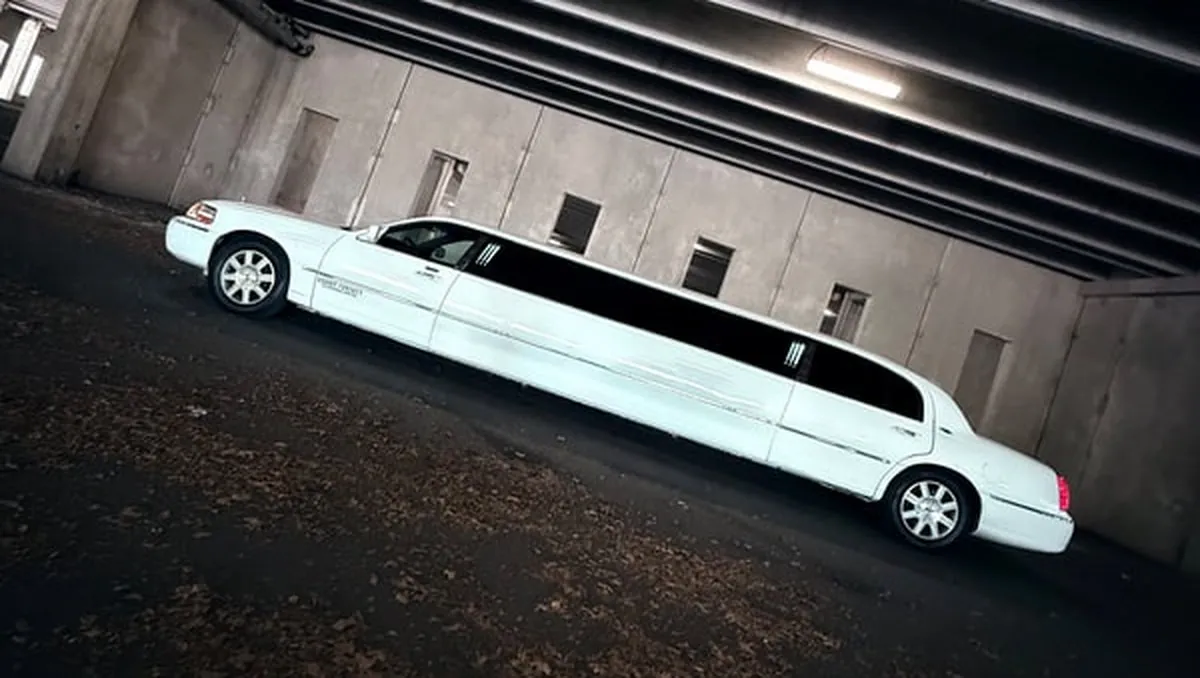 White Lincoln Town CAR Limousine #4