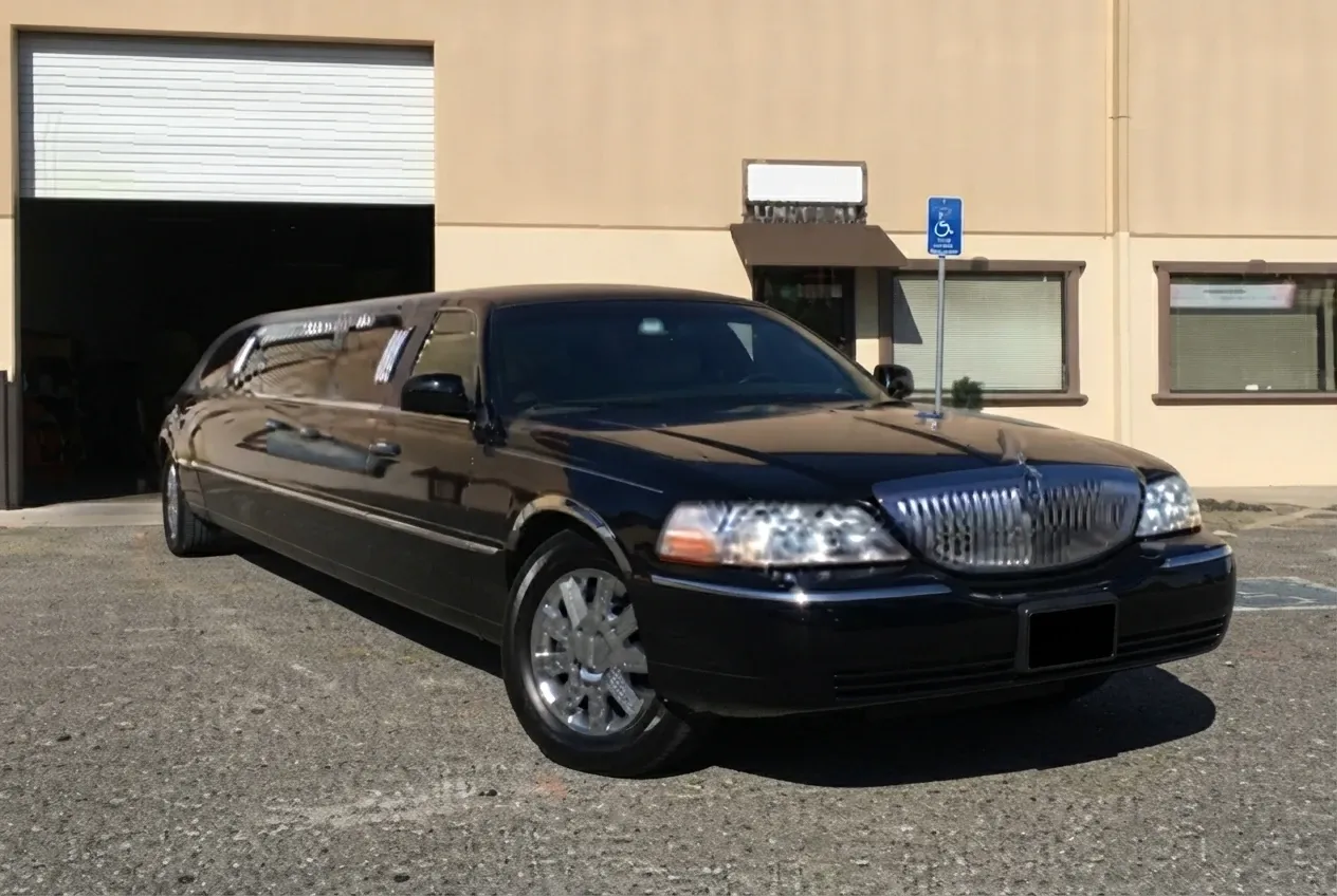 Black Lincoln Town Car Limousine, photo 2 for limo rental Black Lincoln Town Car Limousine, photo 2 for limo rental