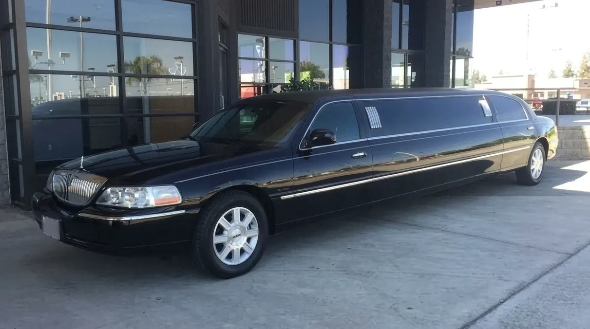 Black Lincoln Town Car Limousine for limo rental