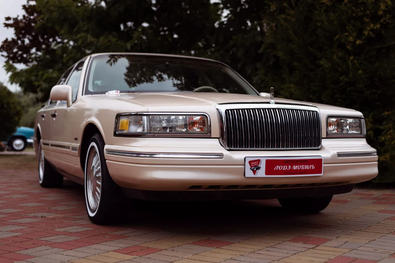 Lincoln Town Car Sedan for sedan rental in Penryn, CA