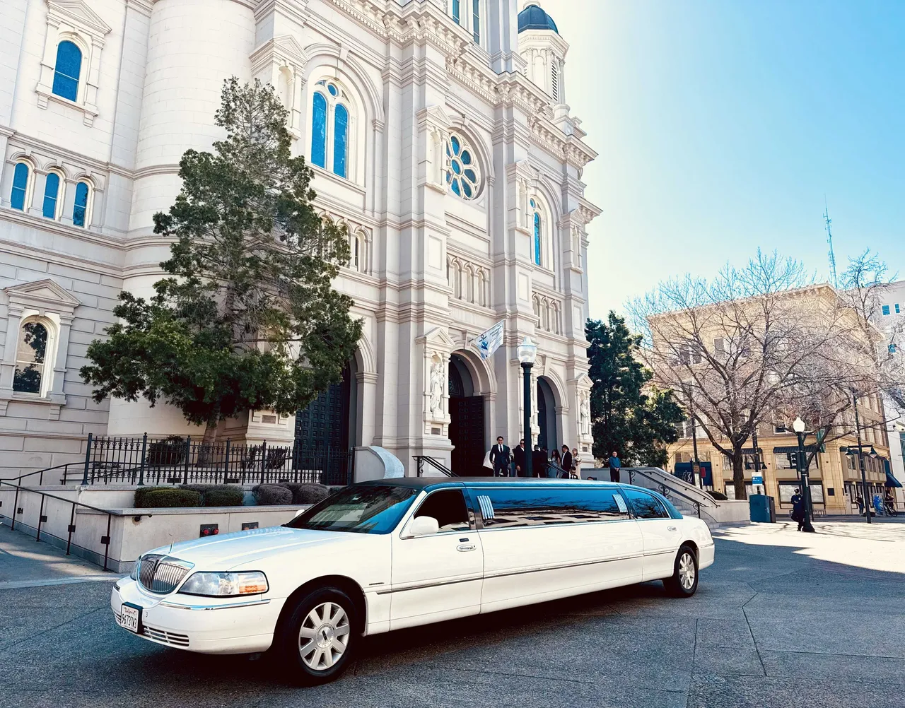 White Lincoln Towncar Limo