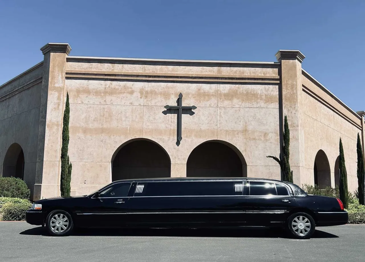 Black Lincoln Towncar Limo for prom car rental in Lovell, WY