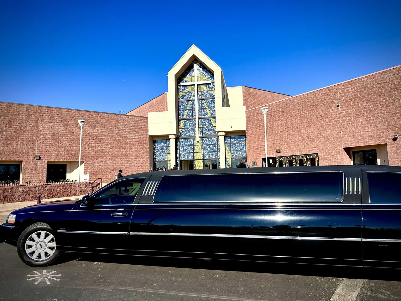 Black Lincoln Towncar Limo exterior, photo 2 for prom car rental in Lovell, WY