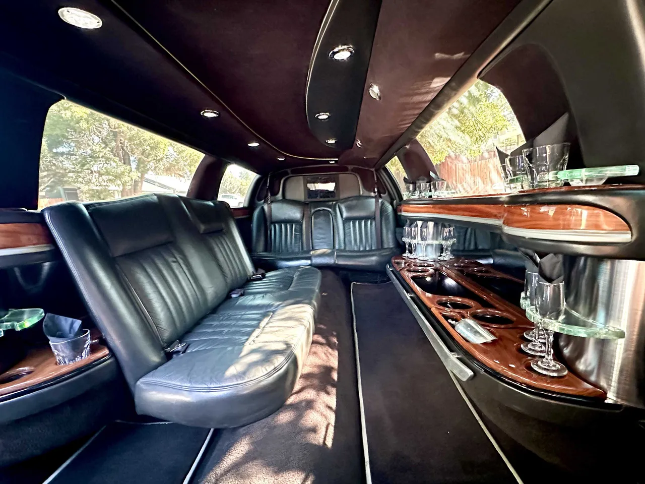 Lincoln Towncar Limo interior, photo 4 for prom car rental in Lovell, WY