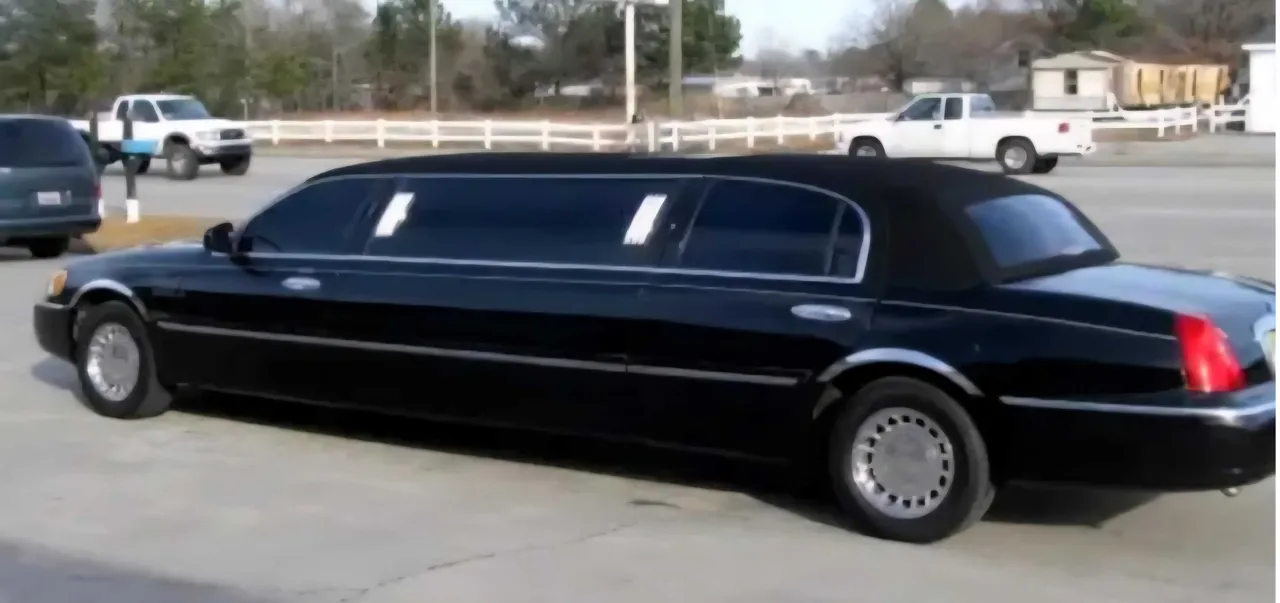 Black Lincoln Towncar Limo 6pax for cadillac escalade limo in Industry, TX