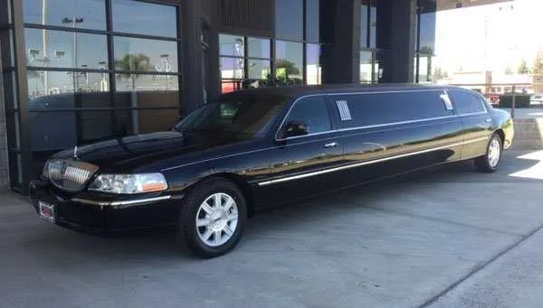 Black Lincoln Towncar Limo for cadillac escalade limo in Tollhouse, CA
