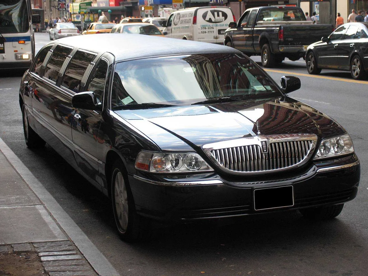 Lincoln Towncar Stretch Limousine (Black) for prom car rental in Drew County, AR