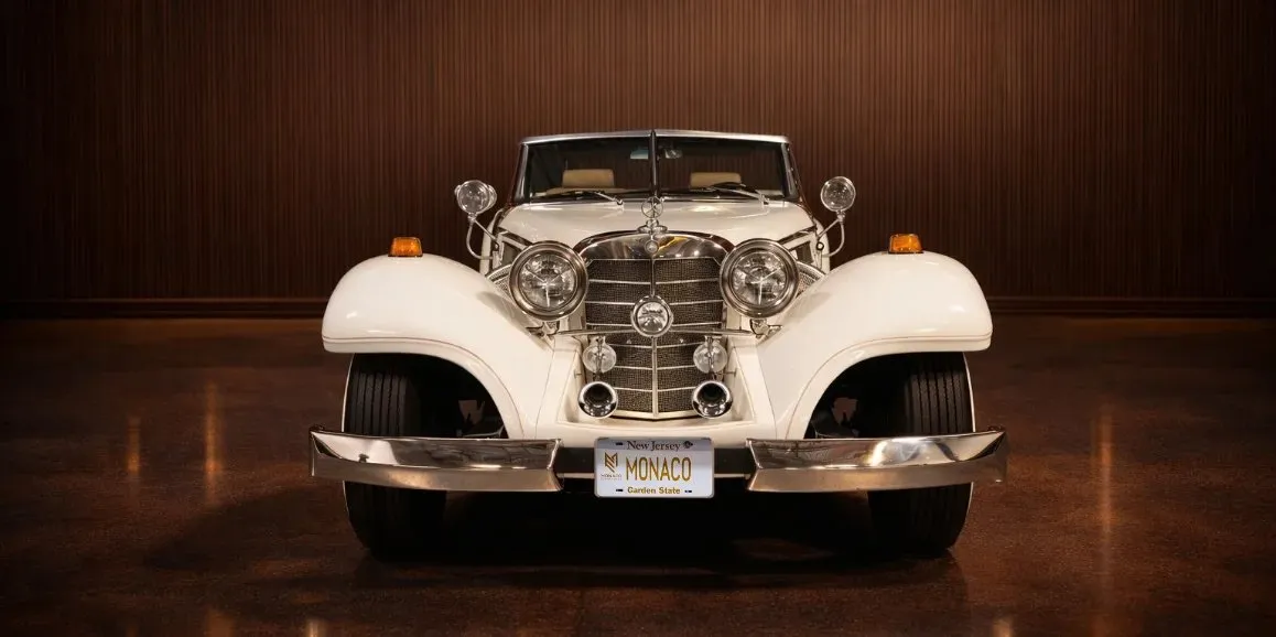 White Mercedes Benz 500k exterior with convertible roof for classic car rental
