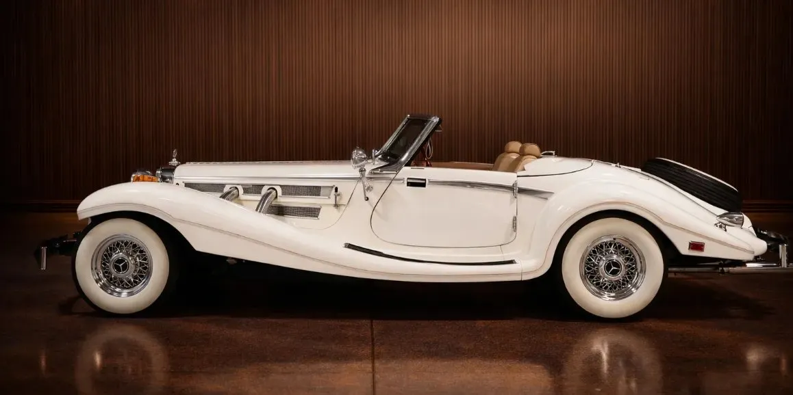 White Mercedes Benz 500k exterior with convertible roof, photo 3 for classic car rental