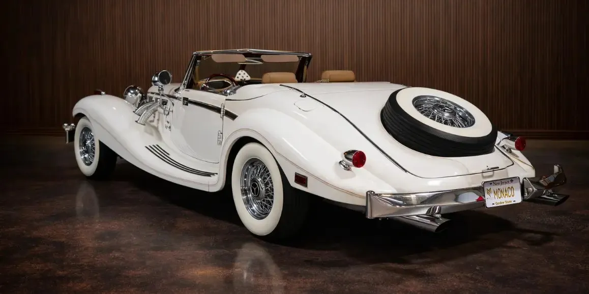 White Mercedes Benz 500k exterior with convertible roof, photo 5 for classic car rental