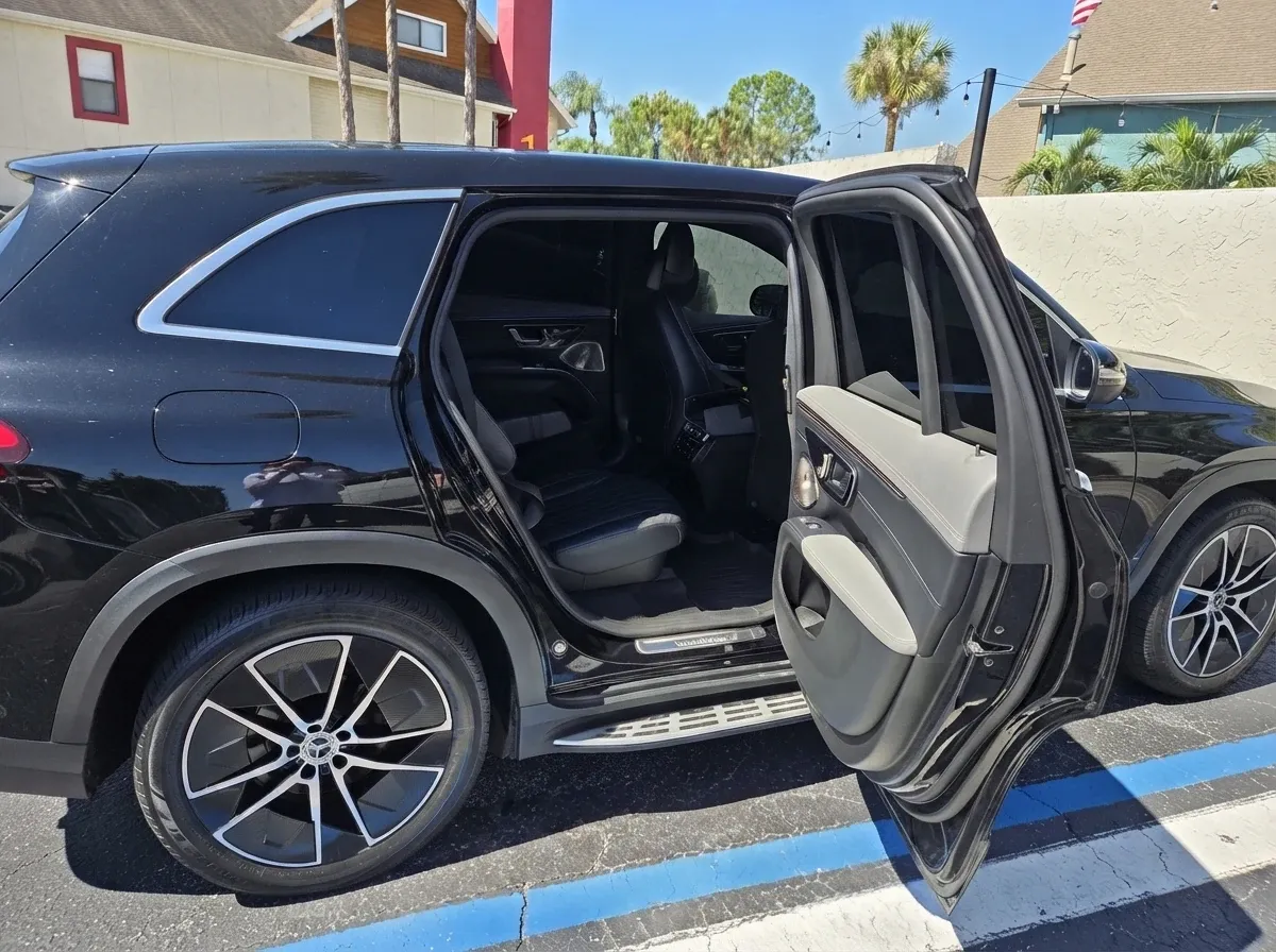Black Mercedes-Benz EQS 450 SUV, photo 2 for airport transfers Black Mercedes-Benz EQS 450 SUV, photo 2 for airport transfers