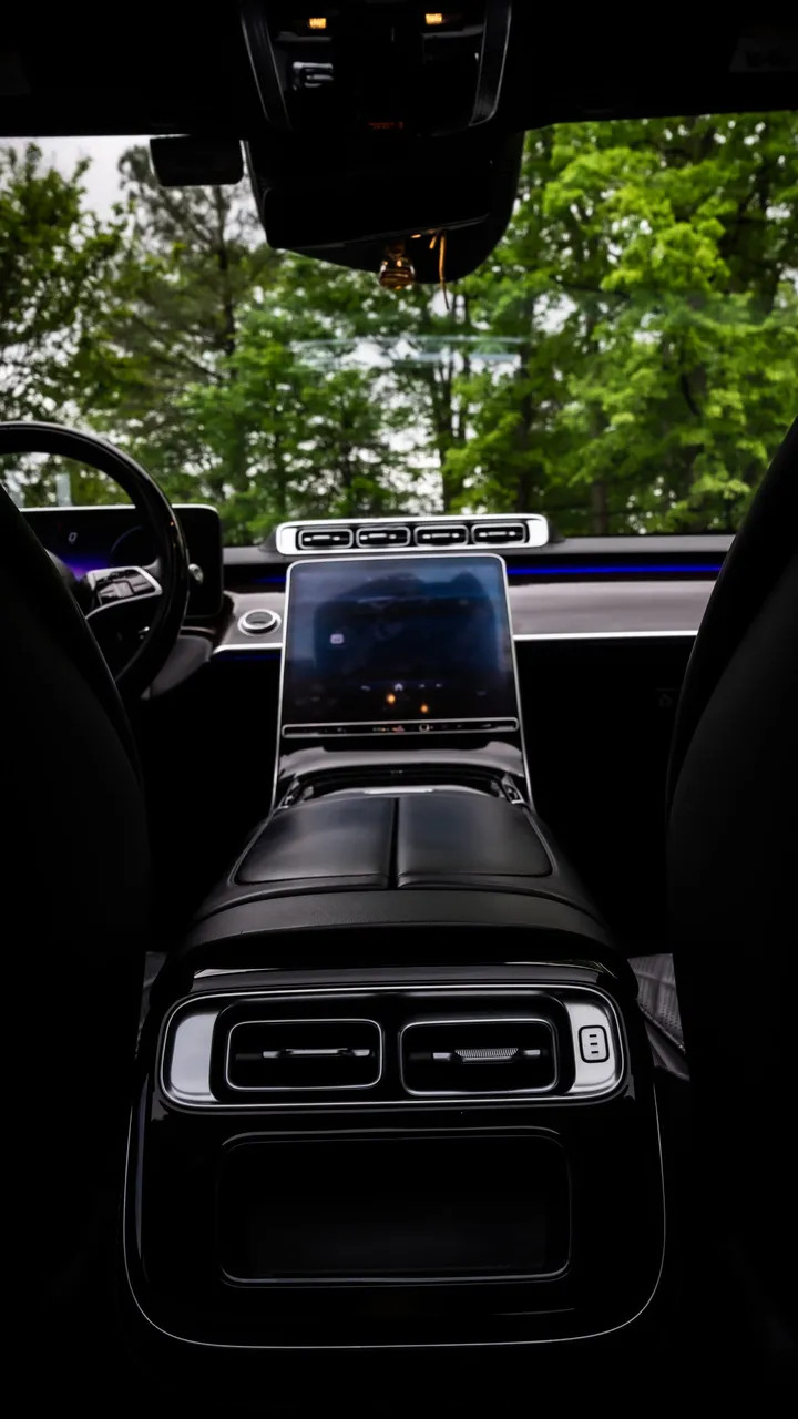 Mercedes Maybach S580 — Chrome, photo 12 for luxury car rental in Virginia Beach, VA Mercedes Maybach S580 — Chrome, photo 12 for luxury car rental in Virginia Beach, VA