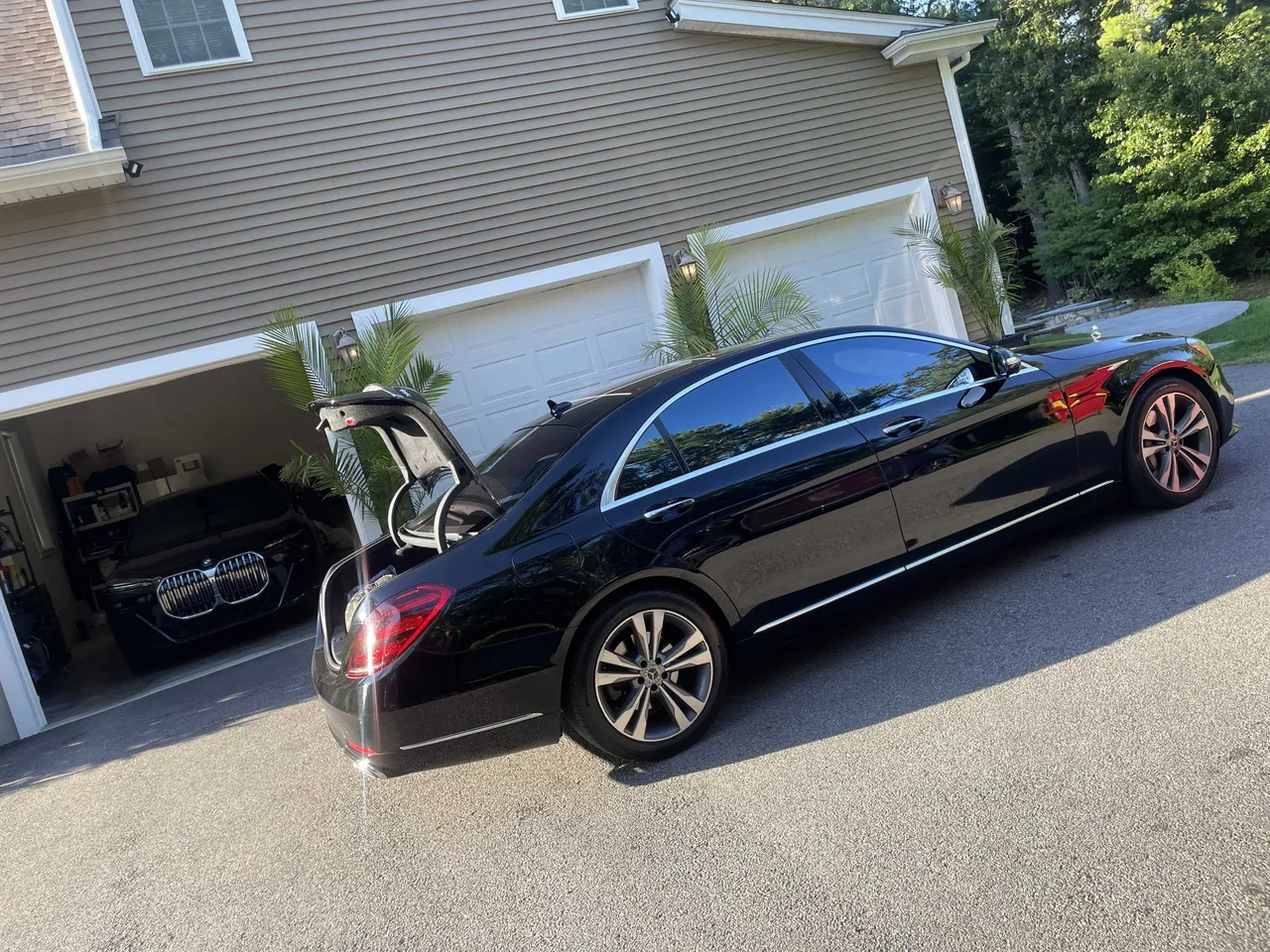 Black Mercedes-Benz S-Class for wedding car rental Black Mercedes-Benz S-Class for wedding car rental