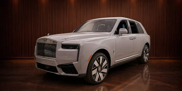 Silver Rolls-Royce Cullinan exterior for airport transfers Silver Rolls-Royce Cullinan exterior for airport transfers