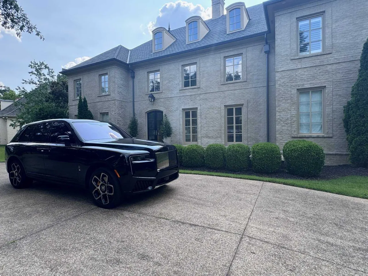 Black Rolls-Royce Cullinan for Rolls-Royce car rental in Memphis, TN