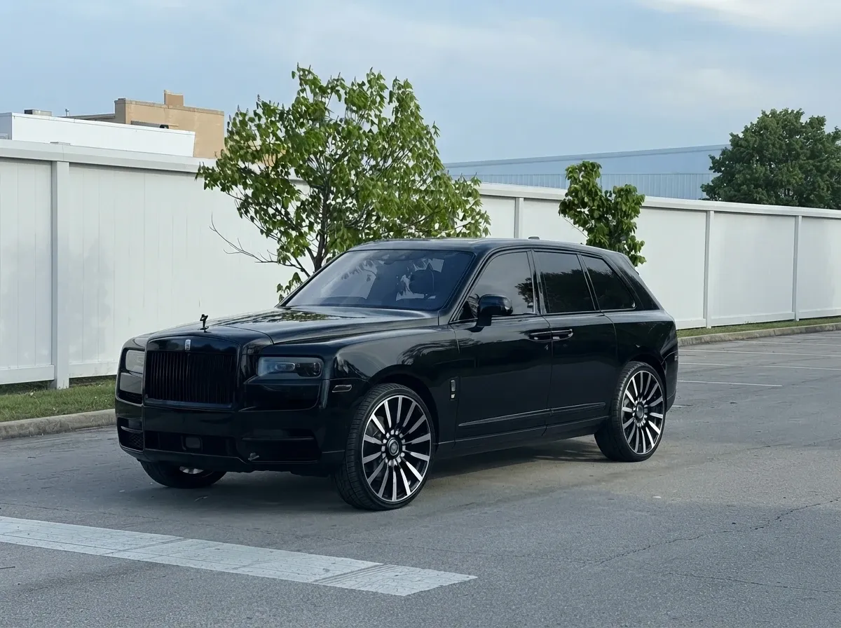 Black Rolls-Royce Cullinan for airport transfers Black Rolls-Royce Cullinan for airport transfers