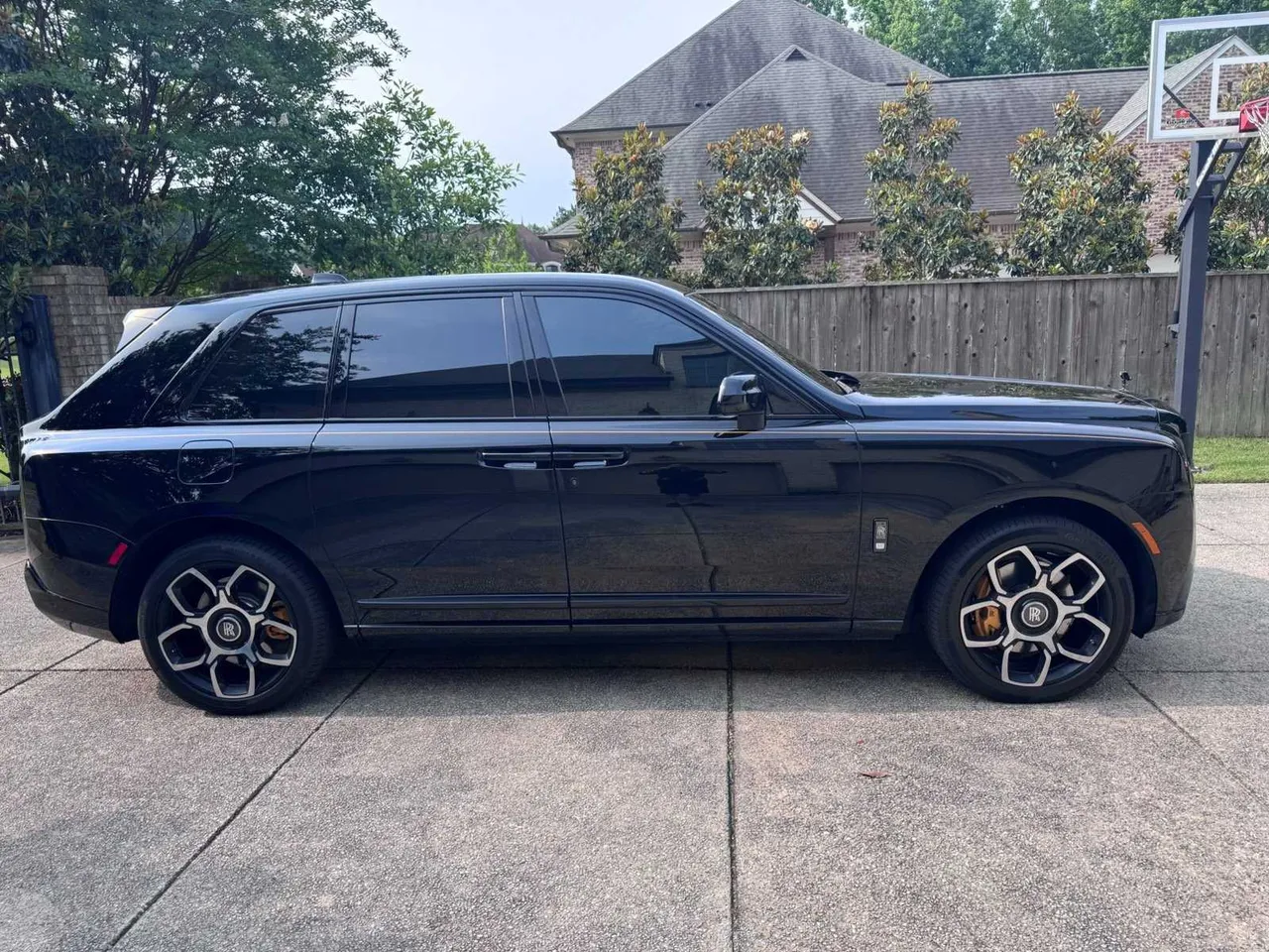 Black Rolls-Royce Cullinan exterior for Rolls-Royce car rental in Memphis, TN