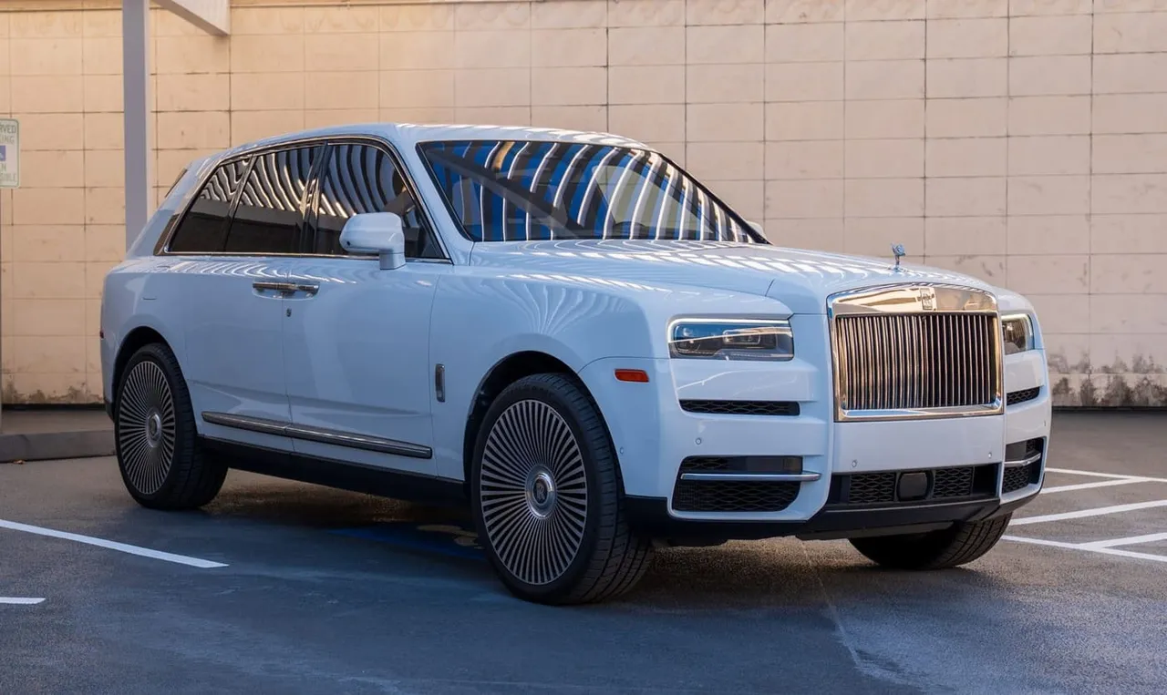 White Rolls-Royce Cullinan, photo 2 for airport transfers