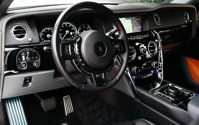 White Rolls-Royce Cullinan, photo 4 for airport transfers