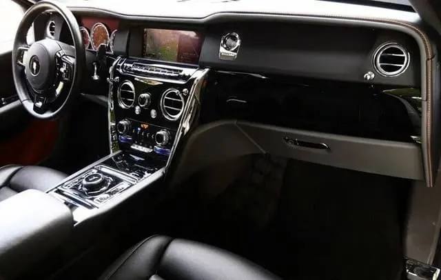 White Rolls-Royce Cullinan, photo 5 for airport transfers