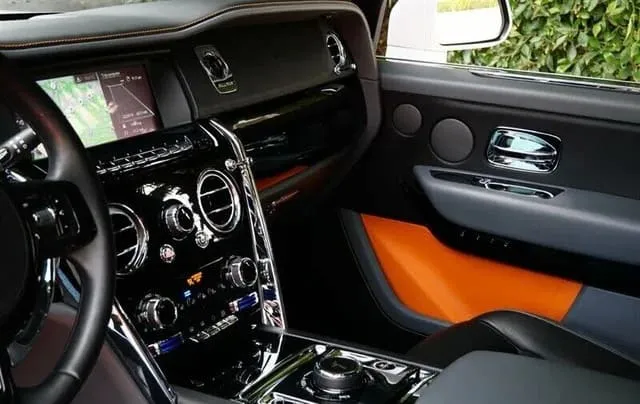 White Rolls-Royce Cullinan, photo 9 for rolls royce phantom rental in Houston, TX
