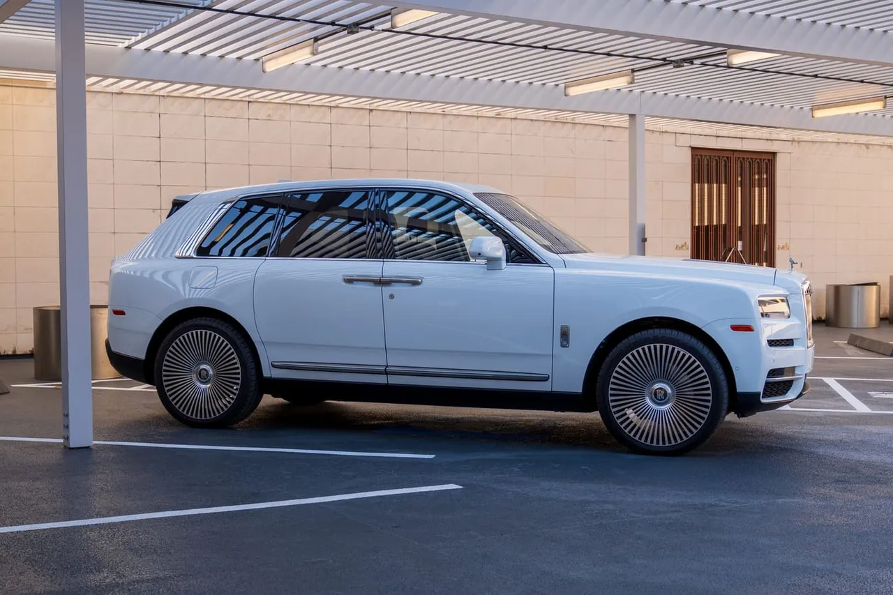 White Rolls-Royce Cullinan, photo 10 for rolls royce phantom rental in Houston, TX