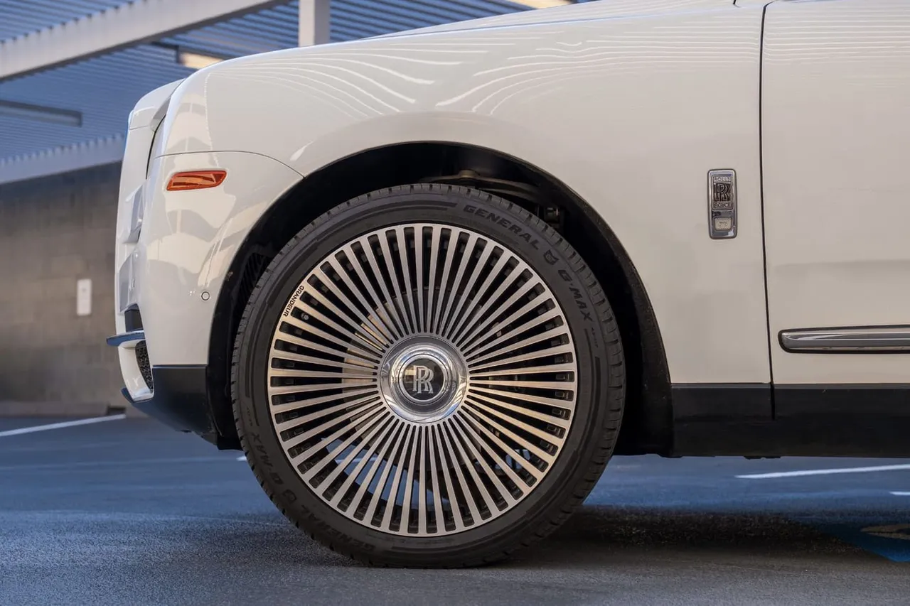 White Rolls-Royce Cullinan, photo 11 for rolls royce phantom rental in Houston, TX