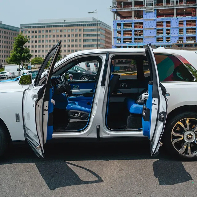 White Rolls-Royce Cullinan with All Blue Interior, photo 3 for airport transfers