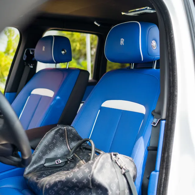 White Rolls-Royce Cullinan with All Blue Interior, photo 4 for airport transfers