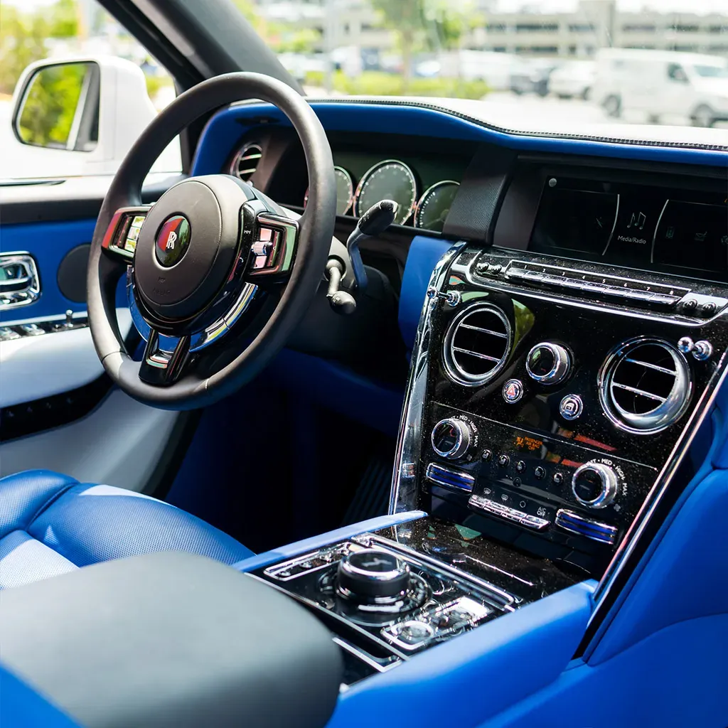 White Rolls-Royce Cullinan with All Blue Interior, photo 6 for airport transfers